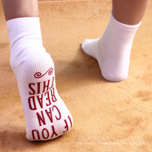 Оптовые индивидуальные красные носки до щиколотки с английскими буквами, вязанные для женщин